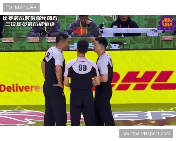裁判怎么判罚比赛中出现的双方犯规情况？